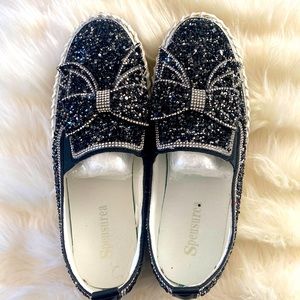 BOW-rrific  black and white loafers are stunning🧊